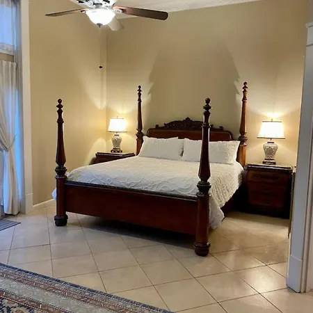 The Justin Room At The Eastland Historic Hotel